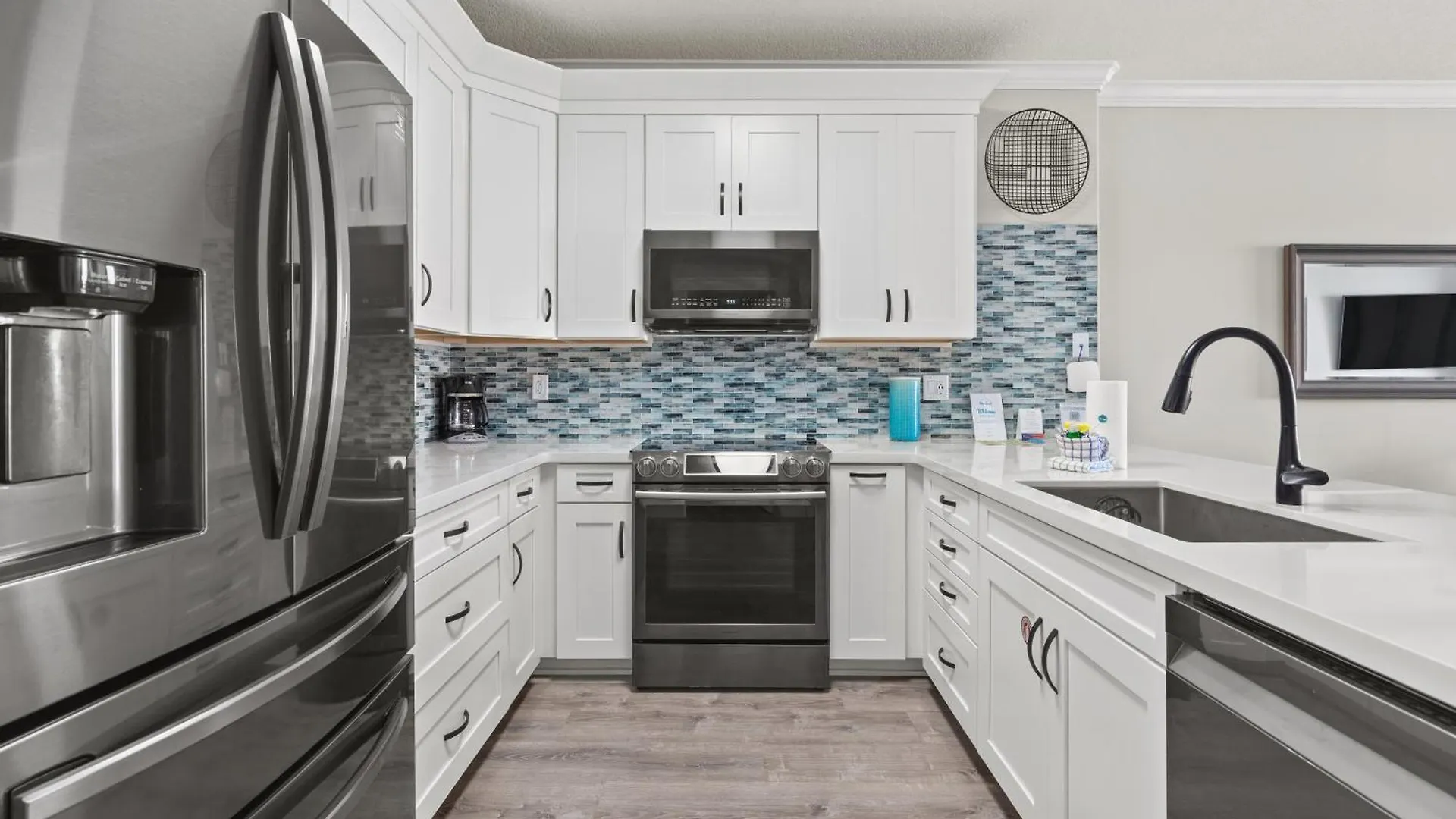 Beautiful Ocean Views! 2-Bedroom, 2-Bathroom! Resort Pools! Panama City Beach Semesterbostad